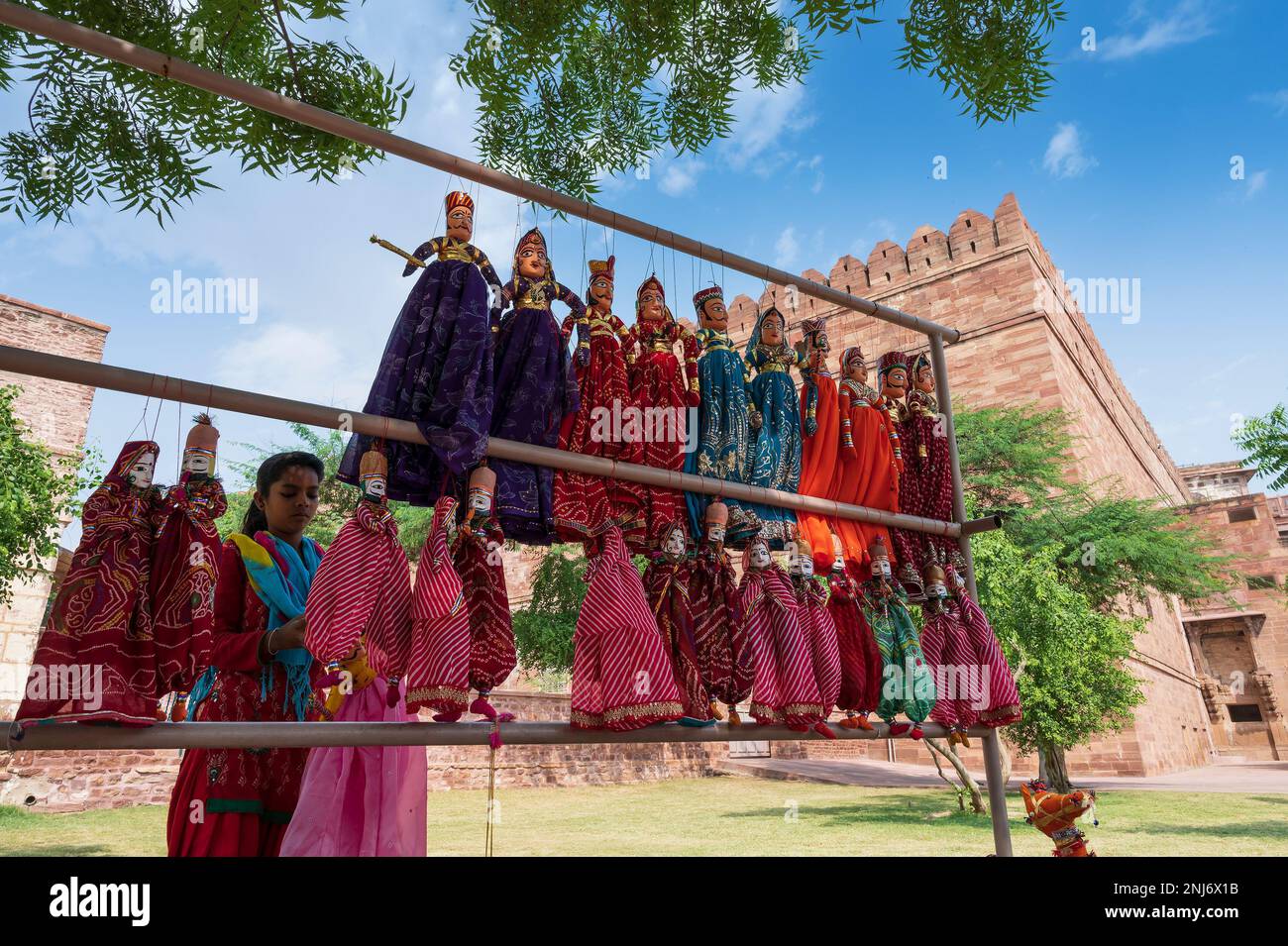 Jodhpur, Rajasthan, India - 19 ottobre 2019 : giovane donna Rajasthani che vende bambole colorate Rajaasthani fatte a mano di cavallo ed elefante. Foto Stock