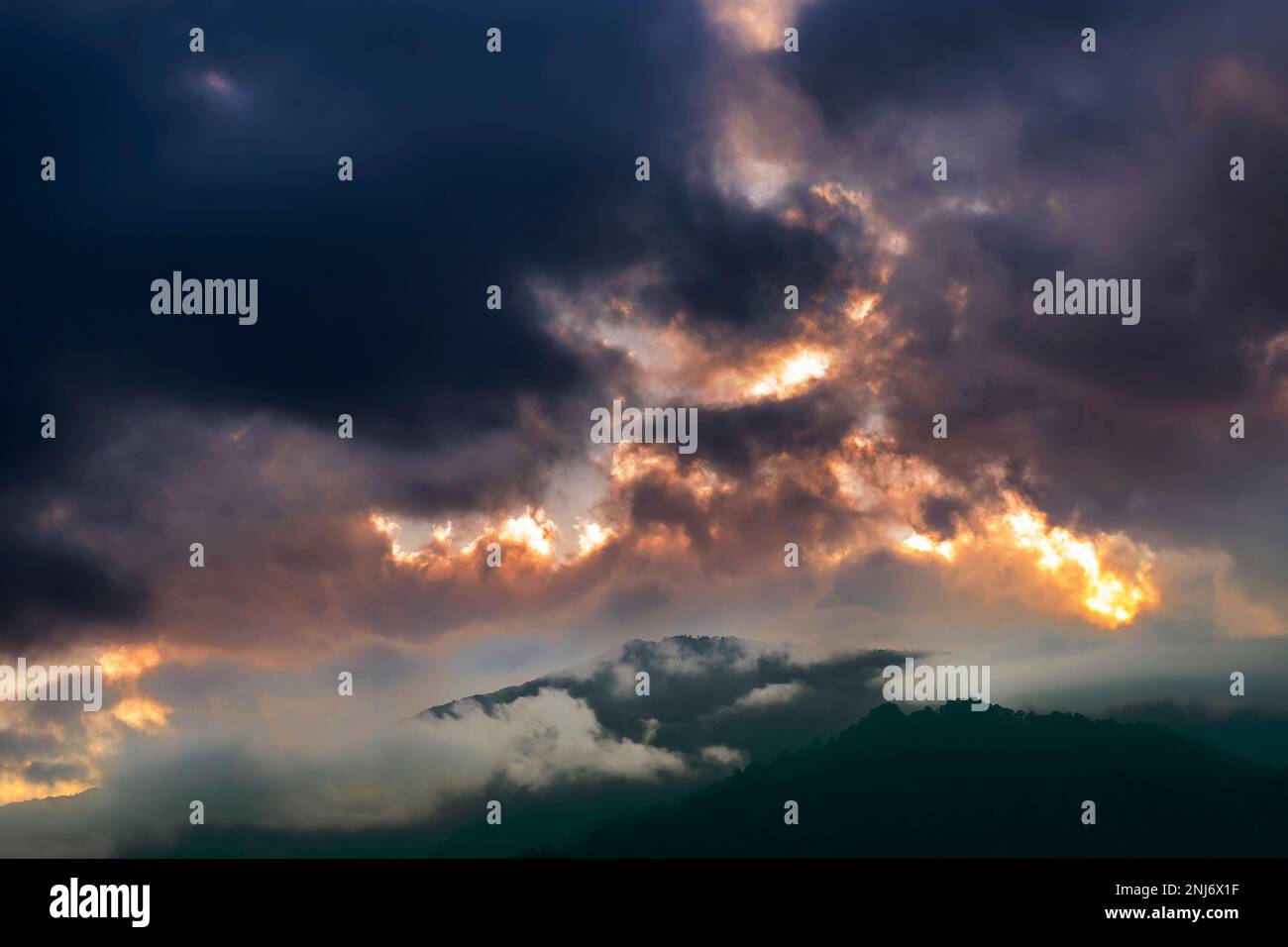 Nuvole spettacolari sulle montagne Hiamalayan dopo il tramonto, scattate a Okhrey, Sikkim, India. Spettacolari formazioni nuvolose che rendono un bellissimo spettacolo. Foto Stock