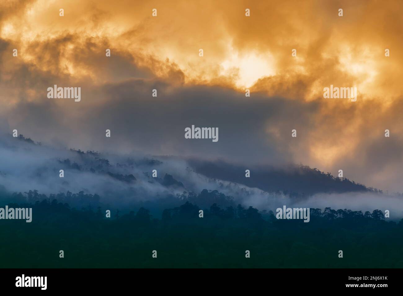 Nuvole drammatiche sulle montagne di Hiamalayan dopo il tramonto del sole, girato a Okhrey, Sikkim, India. Spettacolari formazioni di nuvole che rendono uno splendido scenario. Sikk Foto Stock