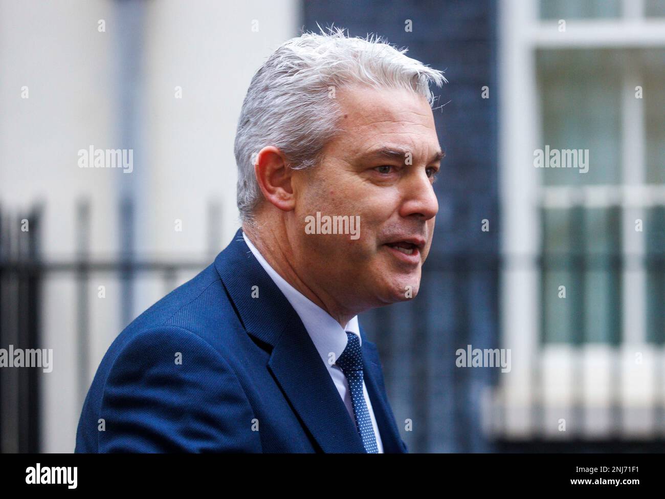 Londra, Regno Unito. 22nd Feb, 2023. Il Segretario della Salute, Stephen Barclay lascia Downing Street con Amanda Pritchard, Capo dell'Inghilterra del NHS. Stanno tenendo colloqui con l'Unione infermieri per cercare di evitare ulteriori azioni di sciopero. Credit: Notizie dal vivo di Mark Thomas/Alamy Foto Stock