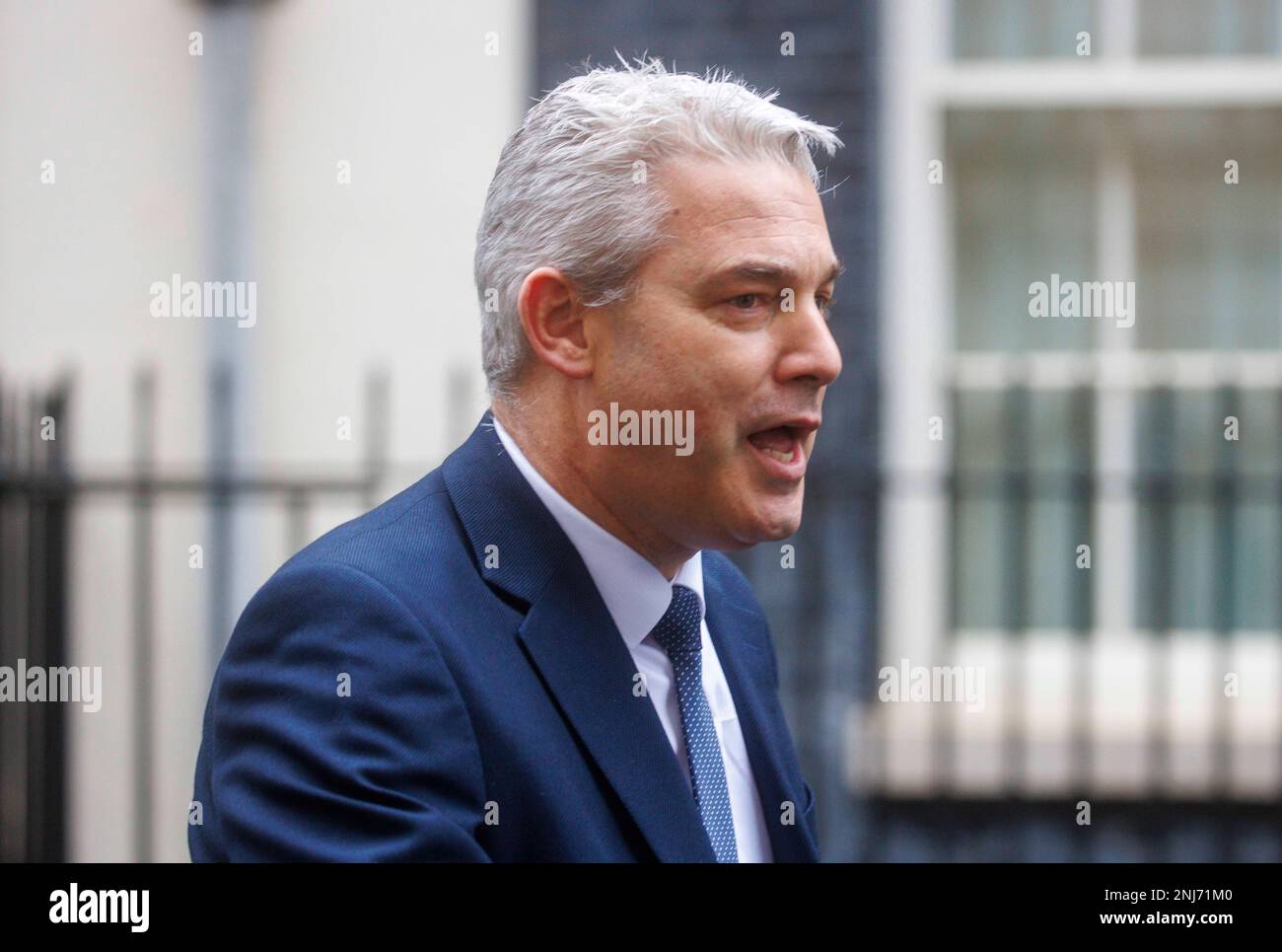 Londra, Regno Unito. 22nd Feb, 2023. Il Segretario della Salute, Stephen Barclay lascia Downing Street con Amanda Pritchard, Capo dell'Inghilterra del NHS. Stanno tenendo colloqui con l'Unione infermieri per cercare di evitare ulteriori azioni di sciopero. Credit: Notizie dal vivo di Mark Thomas/Alamy Foto Stock