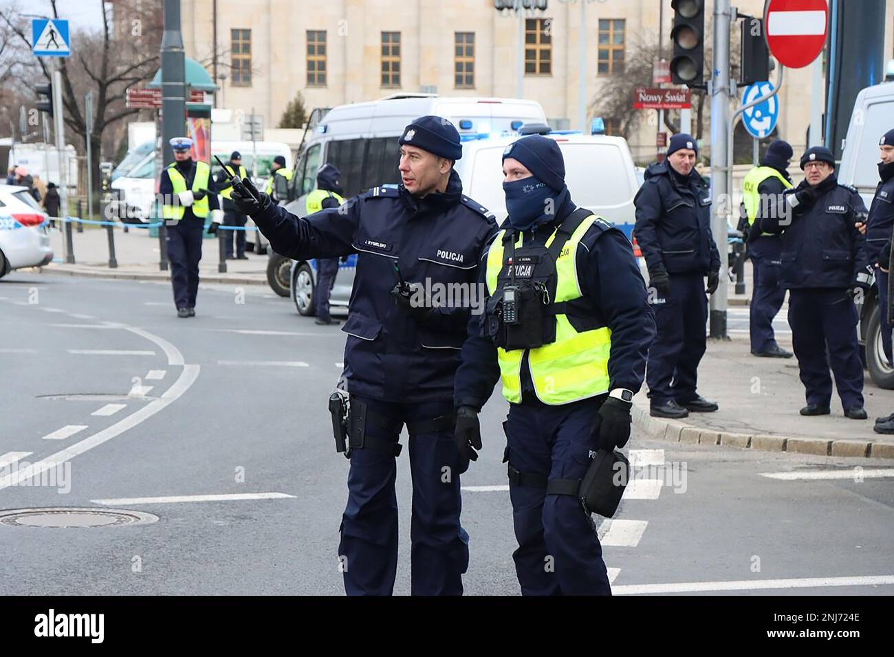 Varsavia, Polonia. 21st Feb, 2023. Durante la visita del Presidente degli Stati Uniti Biden in Polonia, a Varsavia, Polonia, martedì 21 febbraio 2023, gli agenti di polizia stanno a guardia al di fuori del Palazzo Presidenziale. Photo by Polish Police/UPI Credit: UPI/Alamy Live News Foto Stock