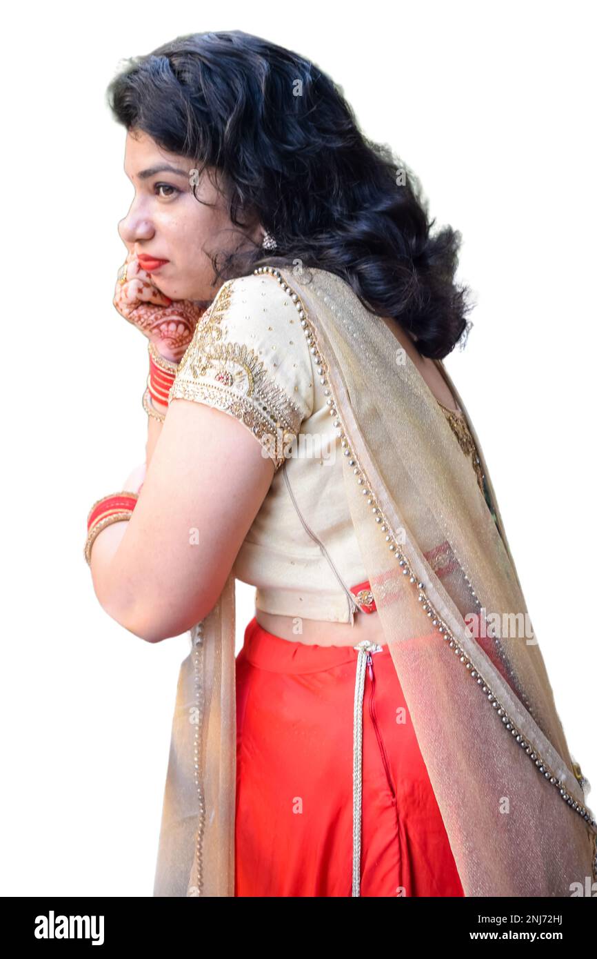 Bella donna vestita come tradizione indiana con hennè mehndi design su entrambe le mani per celebrare il grande festival di Karwa Chahuth con bianco semplice b Foto Stock