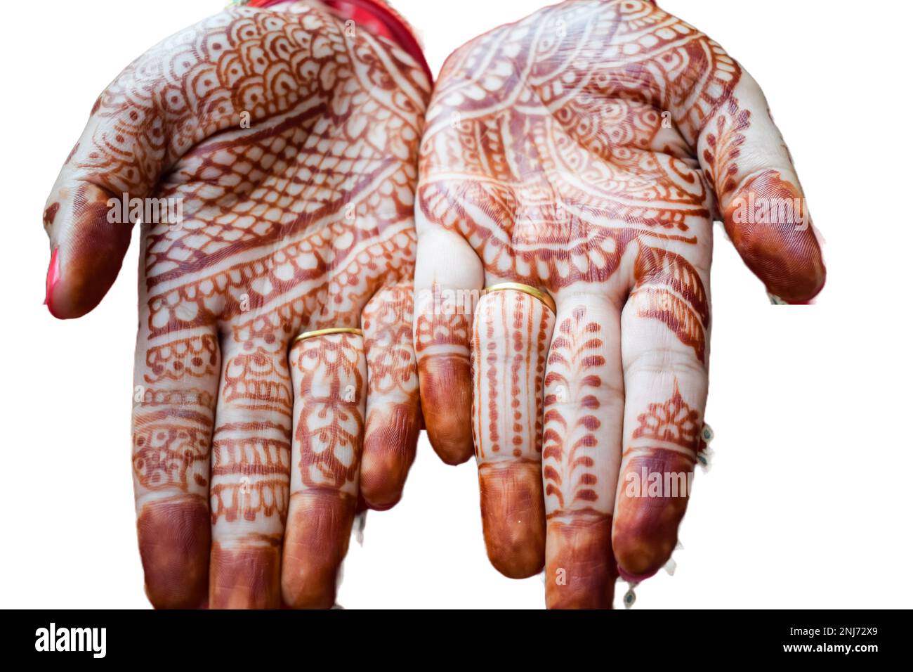 Bella donna vestita come tradizione indiana con hennè mehndi design su entrambe le mani per celebrare il grande festival di Karwa Chahuth con bianco semplice b Foto Stock