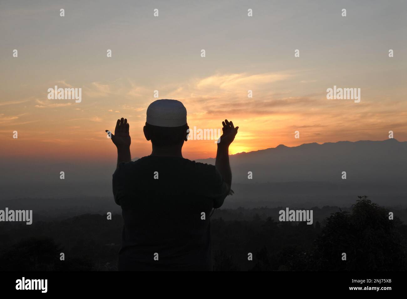 silhouette di una persona al tramonto Foto Stock