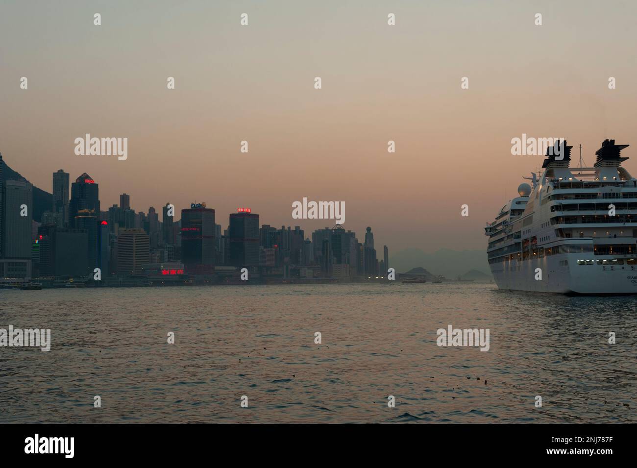 La nave da crociera Seabourn quest ad Hong Kong al tramonto dalla Penisola di Kowloon attraverso Causeway Bay, 2013. Foto Stock