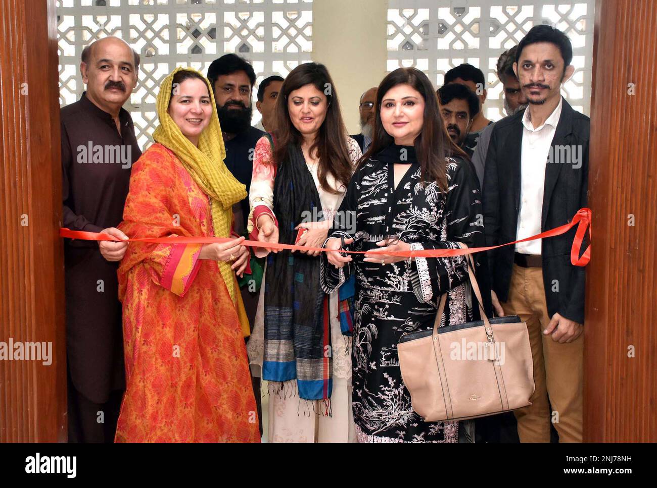 Segretario federale Ministero della cultura e del patrimonio, Fareena Mazhar taglio del nastro inaugurale durante l'inaugurazione della mostra del Capitolo Sindh tenutasi presso il Museo Nazionale di Karachi mercoledì 22 febbraio 2023. Foto Stock