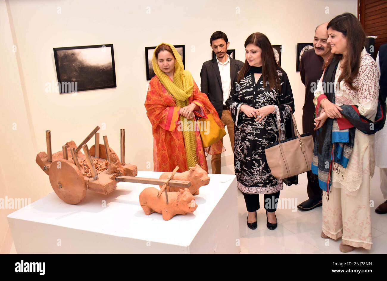 Segretario federale Ministero della cultura e del patrimonio, Fareena Mazhar in visita dopo l'inaugurazione della mostra del Capitolo Sindh tenutasi presso il Museo Nazionale di Karachi mercoledì 22 febbraio 2023. ( Foto Stock