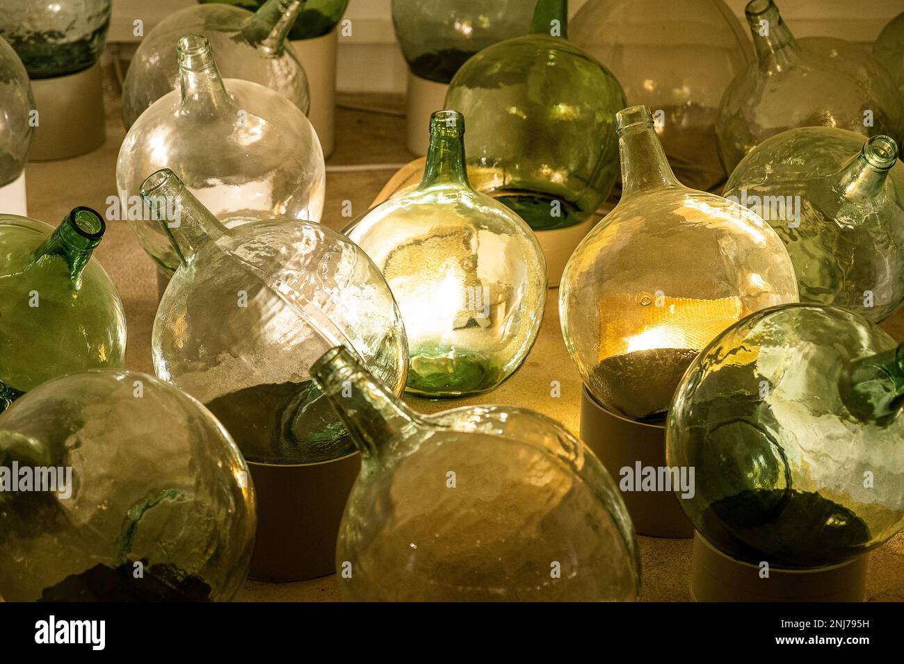 Vecchie bottiglie di vino nel museo del vino El Grifo, a conduzione familiare, nella vecchia cantina Foto Stock