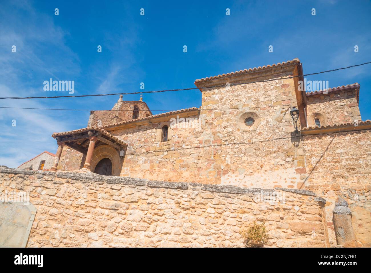 Facciata della chiesa di Nuestra Señora de la Asuncion. Bañuelos, provincia di Guadalajara, Castilla la Mancha, Spagna. Foto Stock