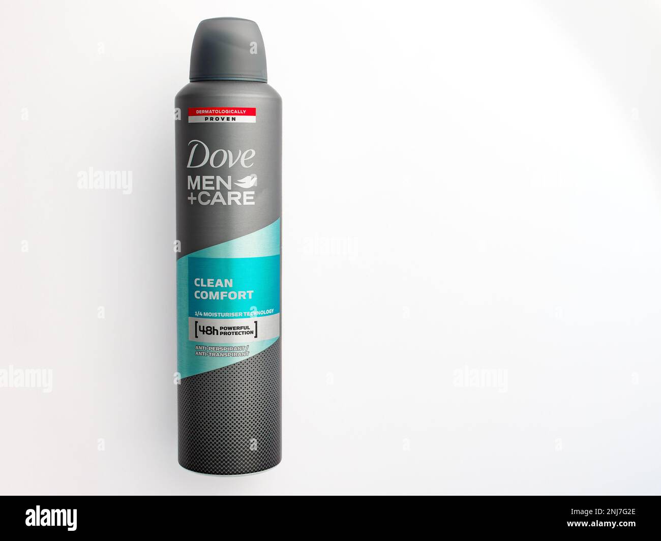 Lattina isolata di antitraspirante spray a marchio dove deodorante su sfondo bianco Foto Stock