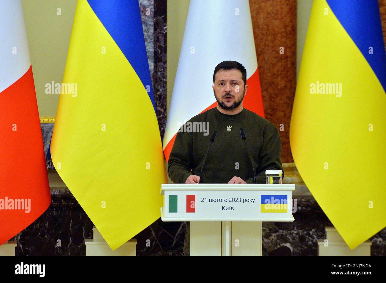 KIEV, UCRAINA - FEBBRAIO , 2023 - il Presidente dell'Ucraina Volodymyr Zelenskyy interviene nel corso di una conferenza stampa congiunta con il Presidente del Consiglio dei Ministri della Repubblica Italiana Giorgia Meloni, Kiev, capitale dell'Ucraina. Foto Stock