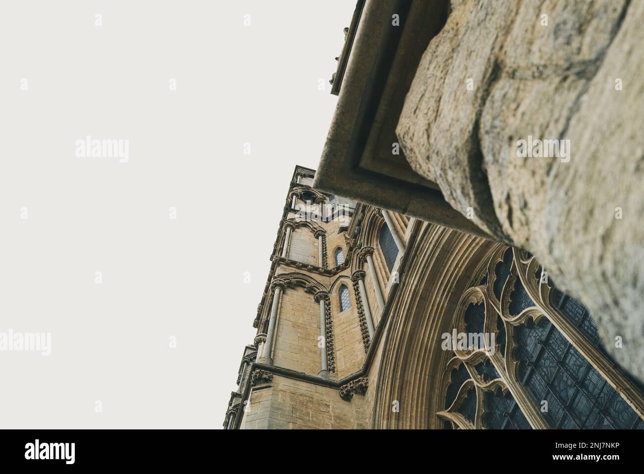 Vista astratta di una famosa cattedrale inglese che mostra il suo aspetto verticale e le finestre con piombo. Foto Stock