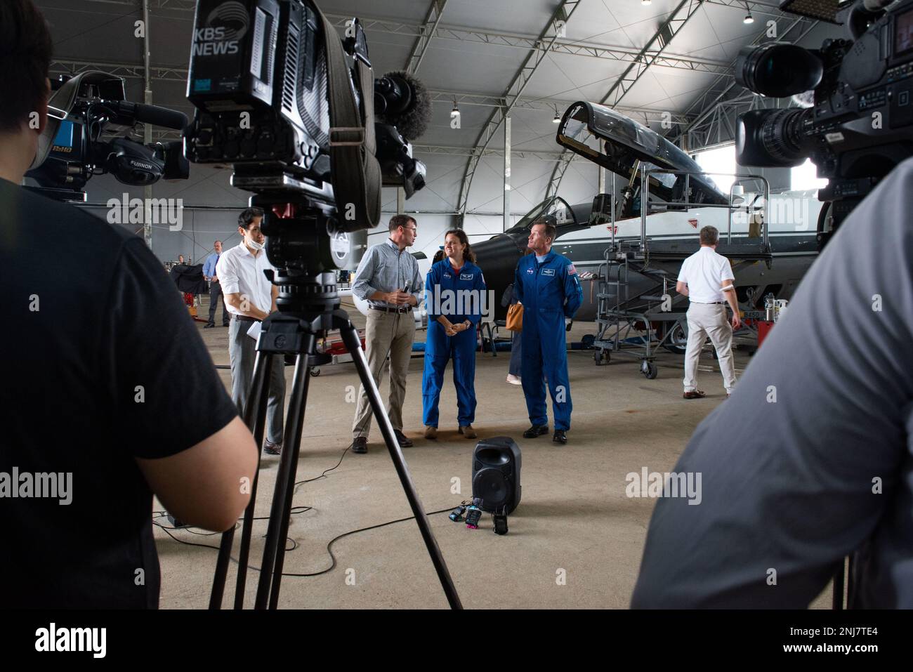 I rappresentanti e i piloti della NASA si preparano per un'intervista con le agenzie di stampa locali durante un evento mediatico della NASA presso la base aerea di Osan, Repubblica di Corea, 5 agosto 2022. Le agenzie di comunicazione hanno potuto fare un giro sugli aerei WB-57 della NASA e Gulfstream-V N677F del National Science Foundation’s National Center for Atmospheric Research. Questi due aeromobili effettueranno voli di ricerca scientifica nell'ambito del progetto Asian Summer Monsoon Chemical and Climate, che indagherà l'impatto delle emissioni di gas e aerosol asiatici sulla chimica globale e sul clima. Foto Stock