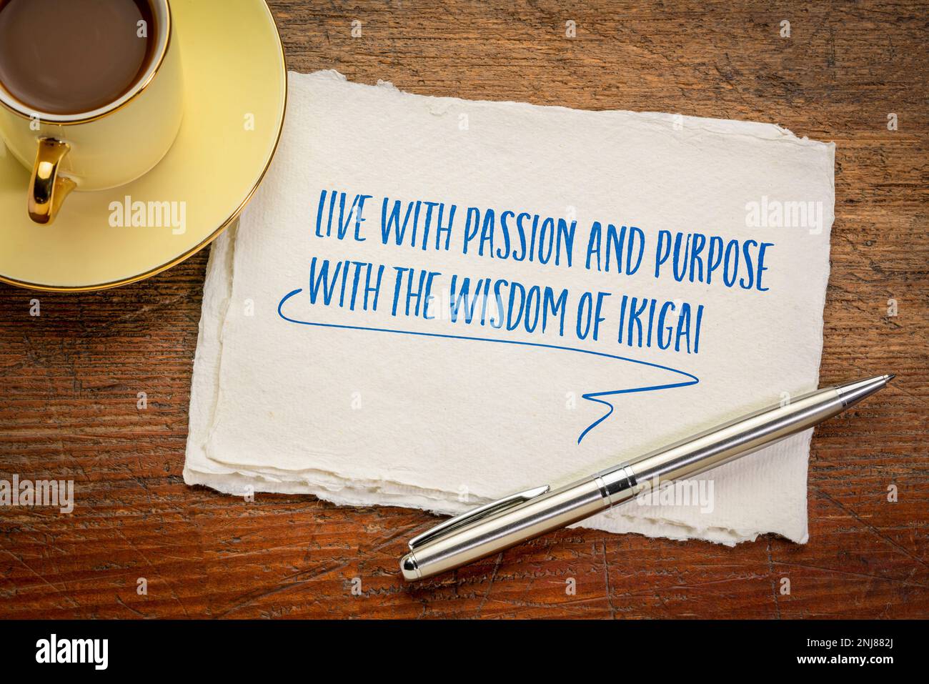 Vivere con passione e scopo con la saggezza di ikigai. La scrittura di ispirazione su una carta fatta a mano, lifestyle e concetto di carriera. Foto Stock