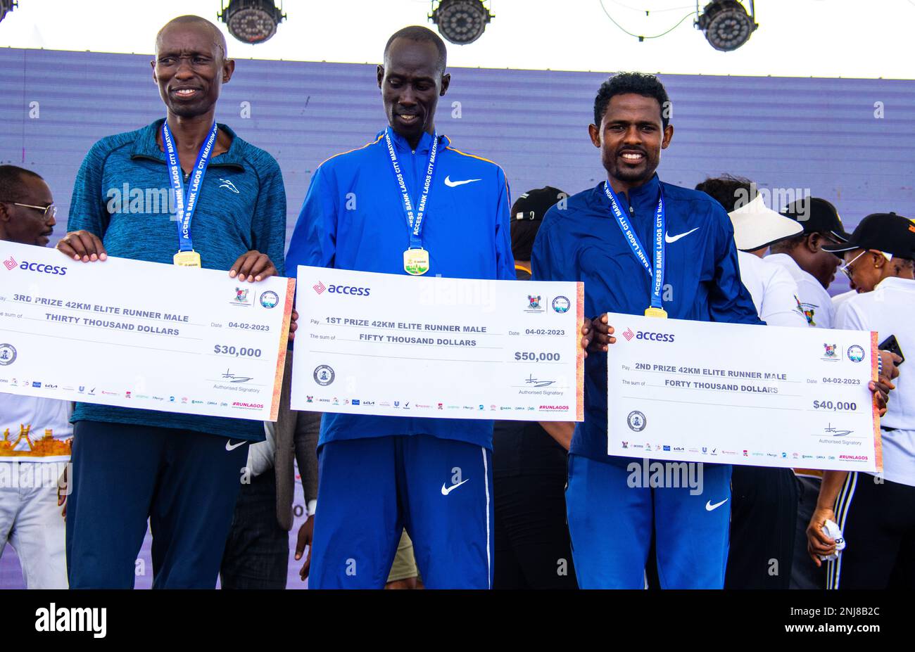 I vincitori hanno ricevuto medaglie e assegni all'edizione 8th della maratona di Lagos City di Access Bank. Lagos, Nigeria. Foto Stock