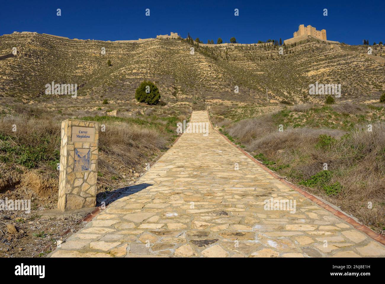 Resti del centro storico di Mequinenza distrutti dopo la costruzione del bacino di Ribarroja. Sullo sfondo, il castello di Mequinenza, Aragona Foto Stock