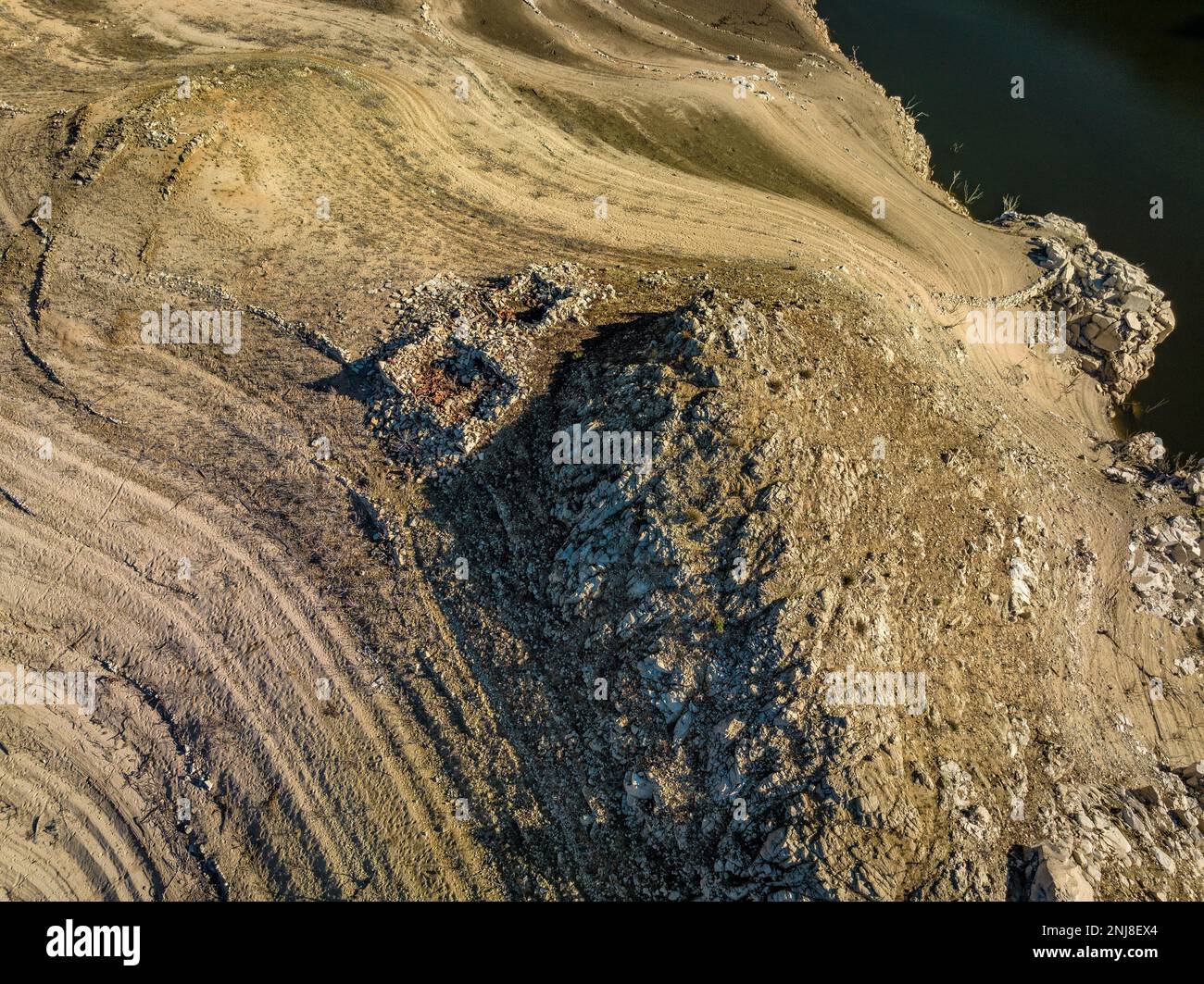 Rovine della città vecchia di Querós, demolite dalle acque del bacino idrico di Susqueda e che sono nuovamente visibili a causa di una siccità (Catalogna, Spagna) Foto Stock