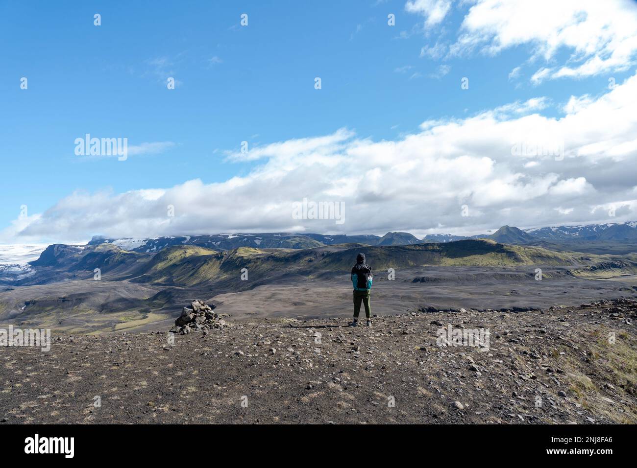 Escursionista in piedi e ammirando la natura in Islanda. Backpacker godendo della vista del paesaggio islandese Foto Stock