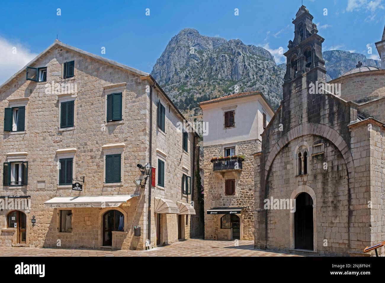 Chiesa ortodossa serba del 12th ° secolo di San Luke / Sveti Luka nel centro storico veneziano della città di Cattaro, nel sud-ovest del Montenegro Foto Stock