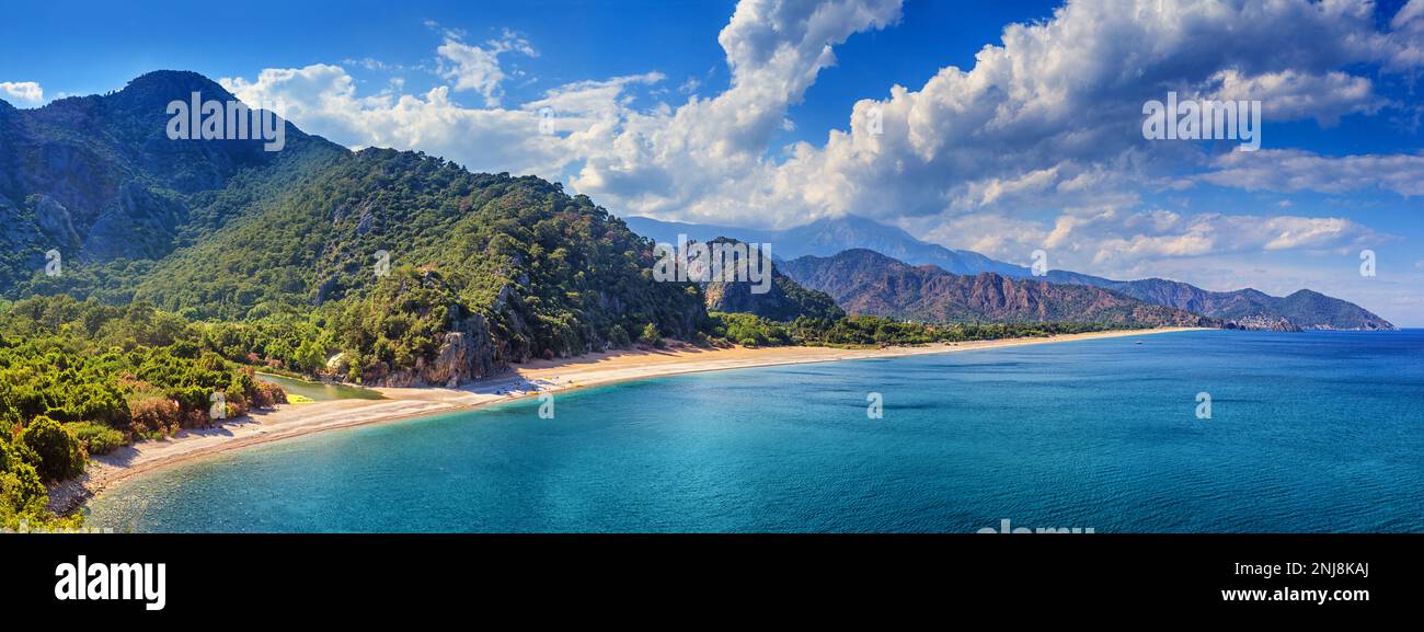 Estate mediterraneo paesaggio costiero - vista sulla spiaggia Cirali Olympos, vicino al villaggio turco di Cıralı, provincia di Antalya in Turchia Foto Stock