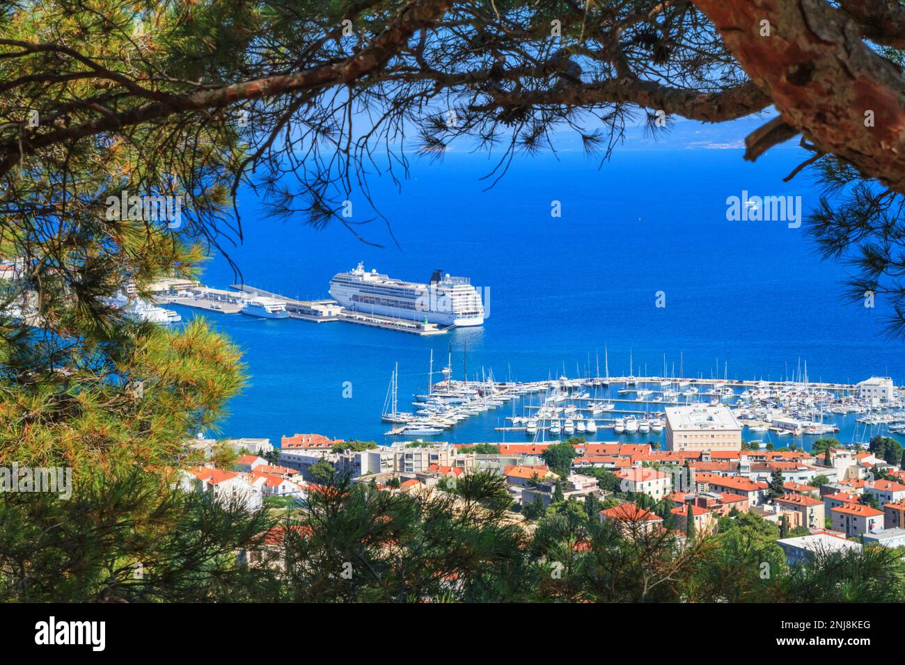 Paesaggio estivo costiero - vista dall'alto del porto della città e del porto turistico di Spalato, la costa adriatica della Croazia Foto Stock