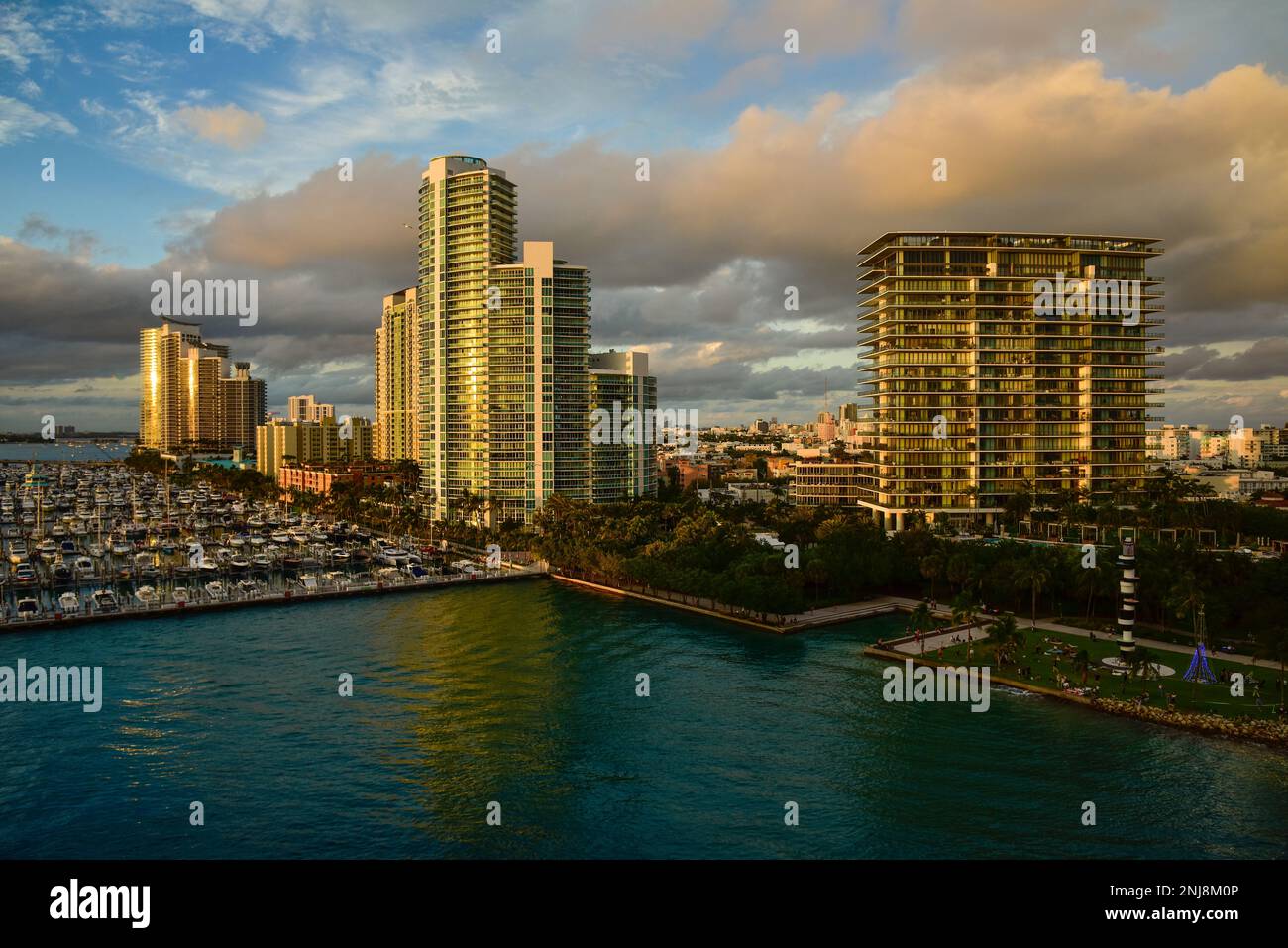 Skyline di Miami al tramonto dal mare. Foto Stock