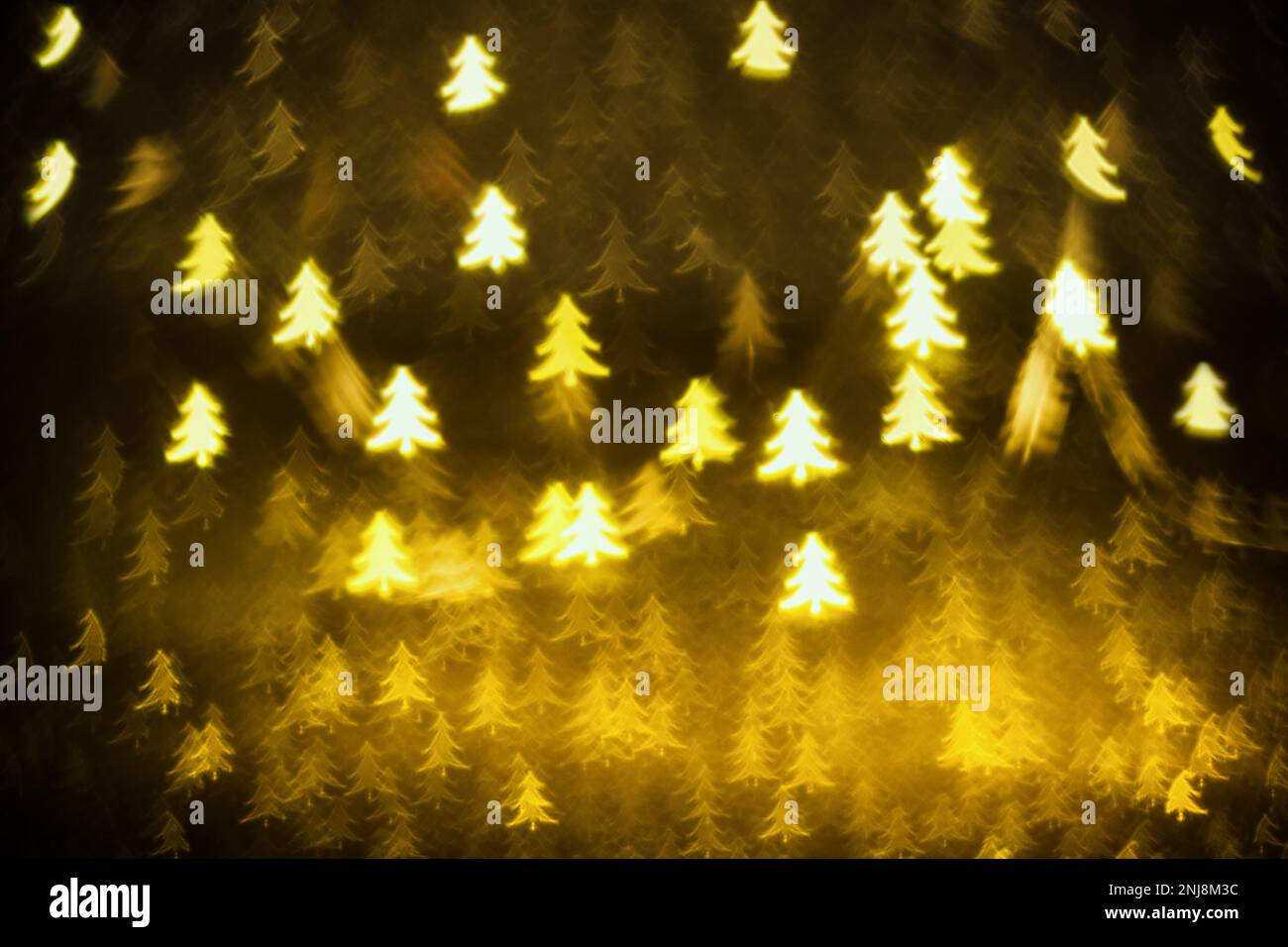 Sfondo dorato scintillante con alberi di Natale. Trama scintillante con il bokeh e le luci, lamina d'oro in metallo lucido Foto Stock