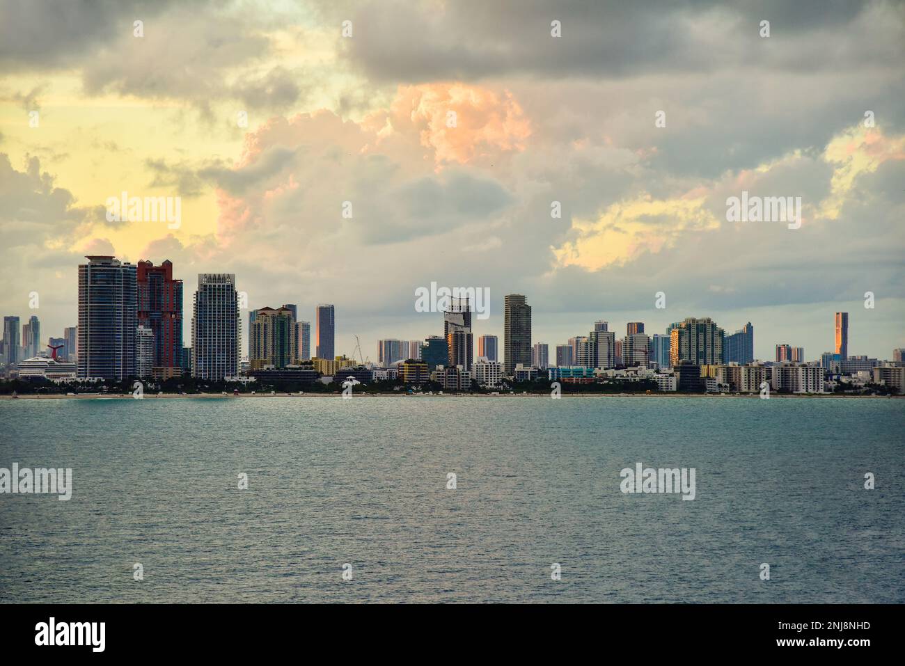 Skyline di Miami al tramonto dal mare. Foto Stock