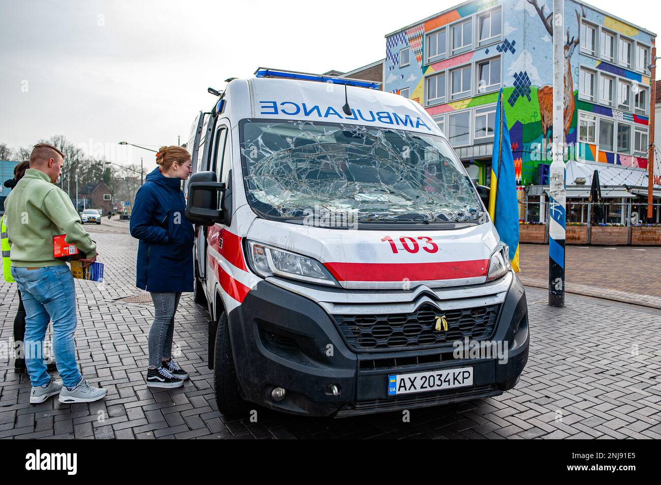 Una coppia si vede dare un'occhiata all'interno dell'ambulanza distrutta. Il Tour De Ambulance è una mostra itinerante con un'ambulanza distrutta a Kharkiv, Ucraina, che racconta le storie di 12 medici che sono stati uccisi in linea di dovere. È stato creato da 'Stichting Zeilen van Vrijheid' (vele di libertà), che è stato fondato nel marzo 2022 per inviare ambulanze e attrezzature mediche in Ucraina devastata dalla guerra. Si stima che attualmente nei Paesi Bassi vivono 65.000 rifugiati ucraini (di età compresa tra 15 e 64 anni). Foto Stock