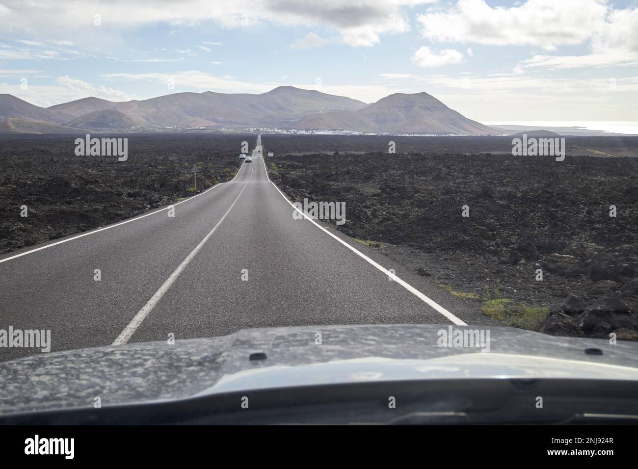 Guida lungo la strada attraverso i campi di lava nella parte meridionale di Lanzarote del parco nazionale di timanfaya, Isole Canarie, Spagna Foto Stock