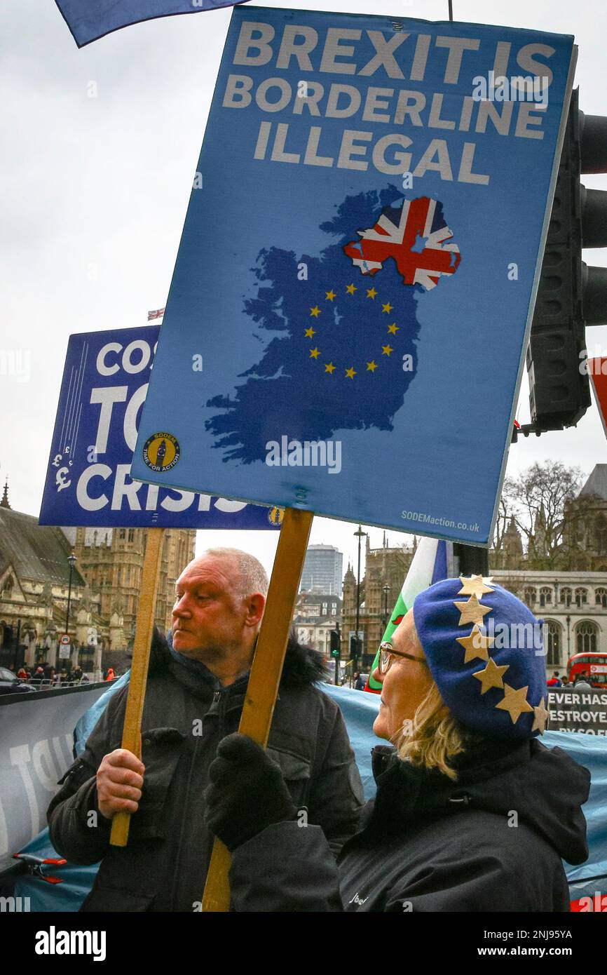 Westminster, Londra, Regno Unito. 22nd Feb, 2023. Manifestanti con cartelloni. I manifestanti anti anti della Brexit, di fronte al Parlamento, sono alla guida del tema dell’attuale carenza di frutta e verdura nel Regno Unito, in parte imputata alle questioni legate alla Brexit, e della fila in corso sul protocollo dell’Irlanda del Nord, che continua a mettere a dura prova le relazioni tra Regno Unito e UE. Credit: Imageplotter/Alamy Live News Foto Stock