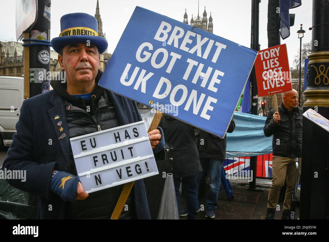 Westminster, Londra, Regno Unito. 22nd Feb, 2023. "Stop Brexit Man" Steve Bray con i suoi cartelloni. I manifestanti anti anti della Brexit, di fronte al Parlamento, sono alla guida del tema dell’attuale carenza di frutta e verdura nel Regno Unito, in parte imputata alle questioni legate alla Brexit, e della fila in corso sul protocollo dell’Irlanda del Nord, che continua a mettere a dura prova le relazioni tra Regno Unito e UE. Credit: Imageplotter/Alamy Live News Foto Stock