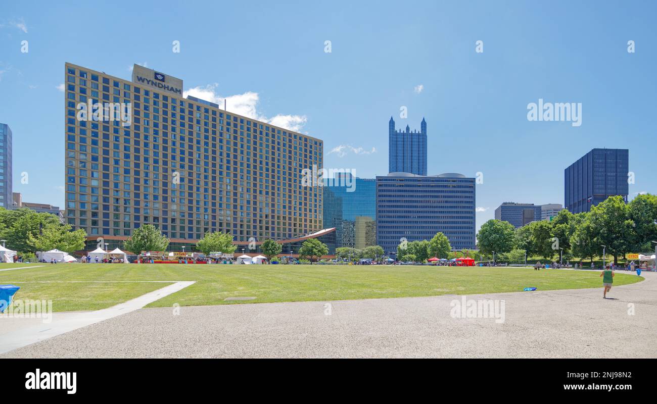 Vista dal Point state Park: Wyndham Grand Pittsburgh Downtown, RiverVue Apartments, United Steelworkers Building, 11 Stanwix Street. Foto Stock