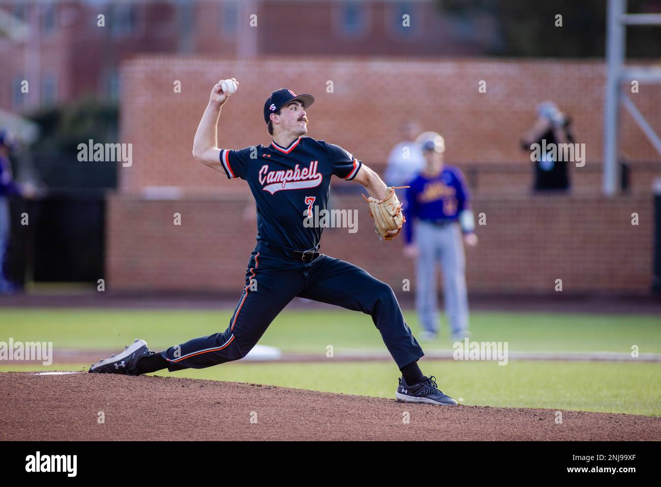 Buies Creek, North Carolina, Stati Uniti. 21st Feb, 2023. Il lanciatore dei cammelli di Campbell Fighting Hunter Loyd (7) inizia contro i pirati della Carolina dell'Est durante il primo raduno del NCAA Baseball allo stadio Jim Perry di Buies Creek, North Carolina. (Scott Kinser). Credit: csm/Alamy Live News Foto Stock