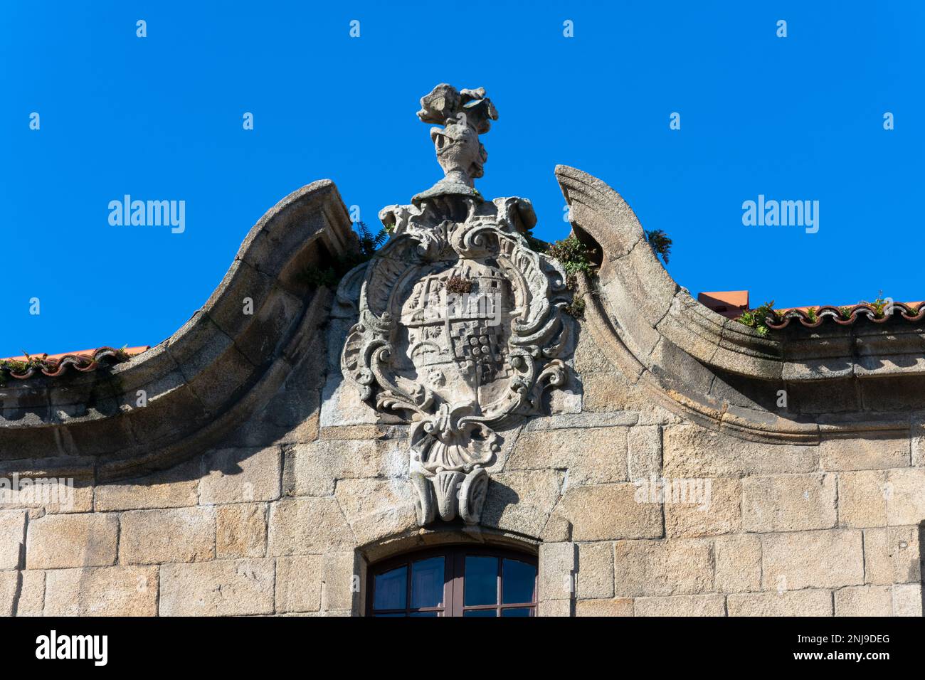 A Coruna, la Coruna. Galizia, Spagna. Febbraio 2, 2023. Stemma su una facciata Pazo Cornide, una casa tradizionale galiziana Foto Stock