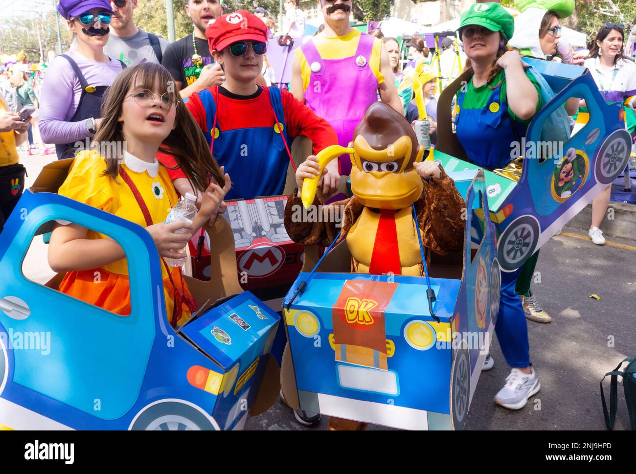 Famiglia in costume come personaggi di Mario Bros il giorno del Mardi Gras a New Orleans. Foto Stock