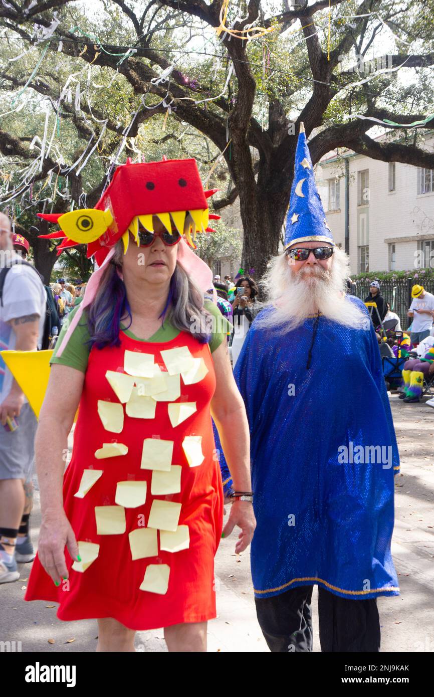 Una coppia anziana in costumi originali passeggia lungo St Charles Ave il giorno del Mardi Gras a New Orleans. Foto Stock