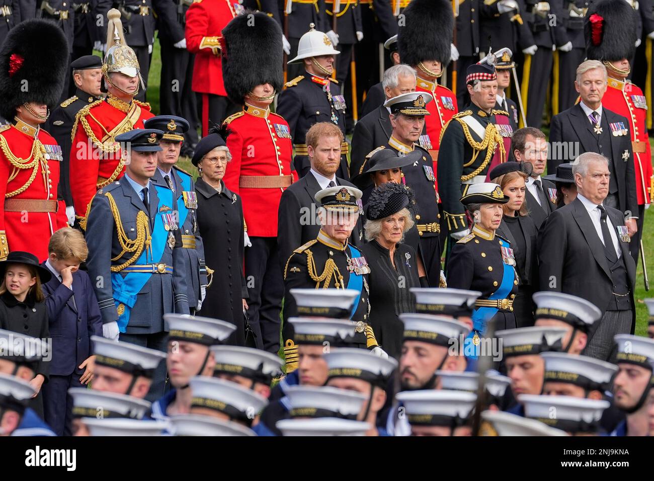 Prince Andrew, from right, Princess Beatrice, Princess Anne, Camilla, the Queen Consort, Britain's King Charles III, Meghan, Duchess of Sussex, Prince Harry, Prince William, Prince George and Princess Charlotte watch as the coffin of Queen Elizabeth II is placed into the hearse following the state funeral service in Westminster Abbey in central London Monday, Sept. 19, 2022. (AP Photo/Martin Meissner, Pool) Foto Stock
