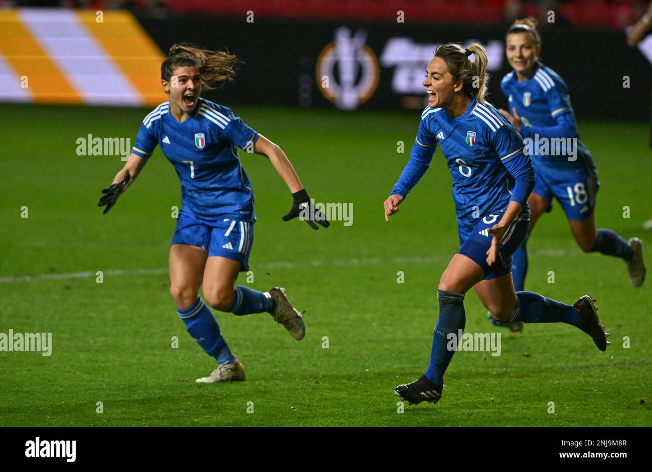 Bristol , INGHILTERRA . 22 febbraio 2023, Martina Rosqui (8) d'Italia nella  foto festeggiava dopo aver segnato un gol durante una amichevole partita di  calcio femminile tra le nazionali di calcio della