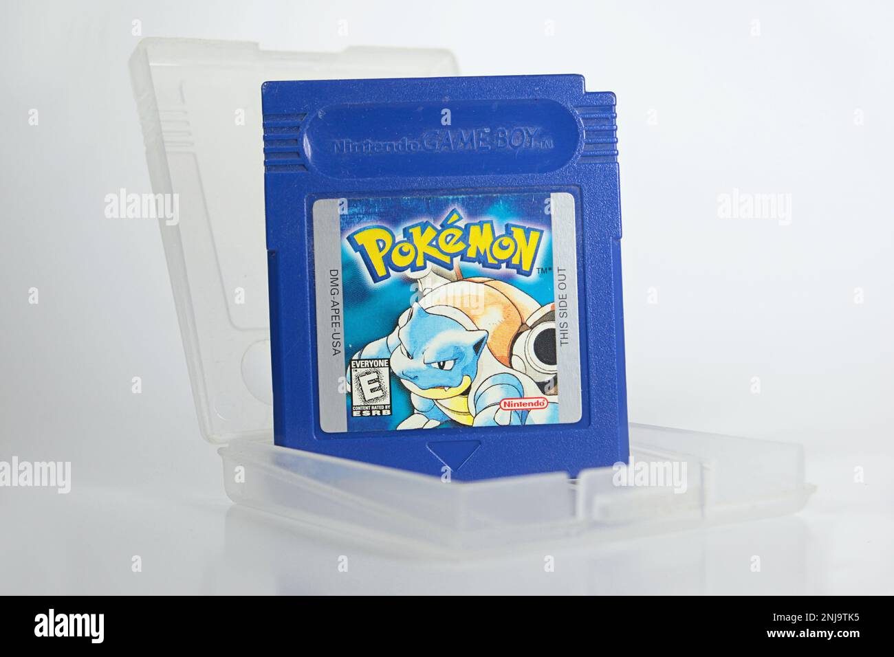 New York, NY - 9 ottobre 2021: Primo piano della classica cartuccia di gioco per Nintendo Gameboy, versione Pokemon Blue con immagine del personaggio Blastoise Foto Stock