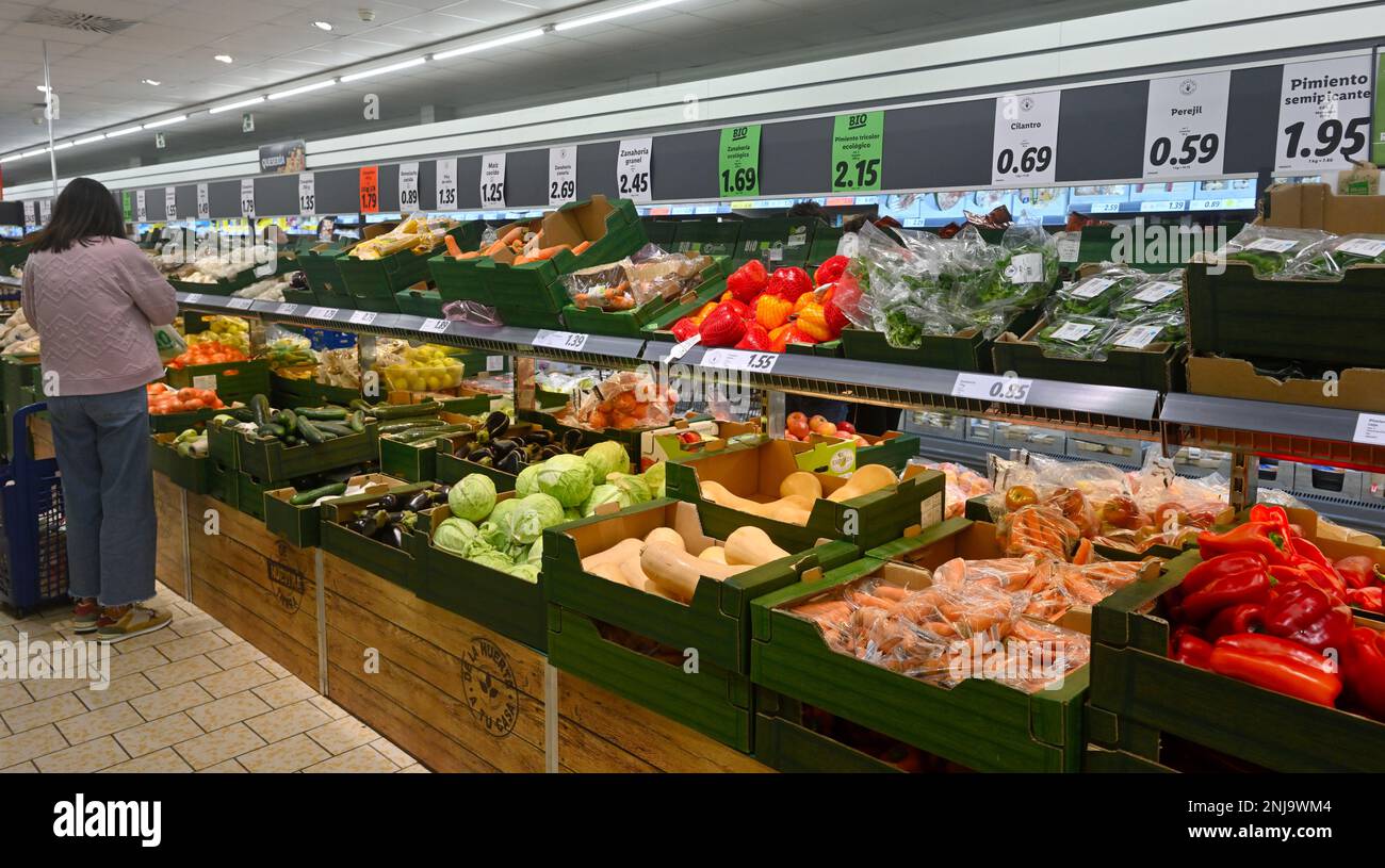 All'interno supermercato con corridoio di frutta e verdura e cliente Foto Stock