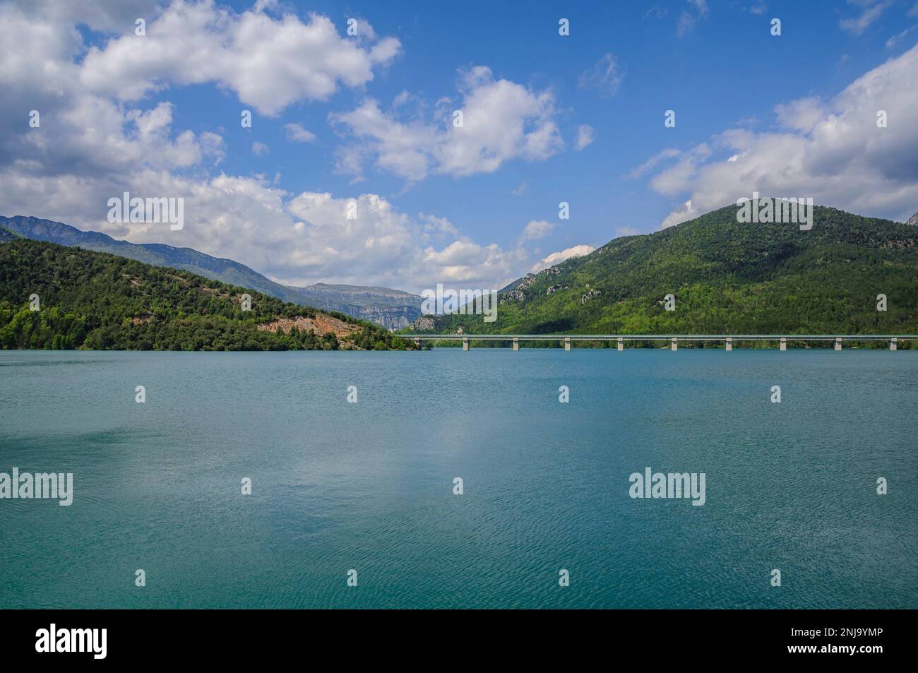 Serbatoio di Baells pieno durante la primavera del 2013 (Berguedà, Barcellona, Catalogna, Spagna) ESP: Embalse de la Baells lleno durante la primavera del 2013 Foto Stock