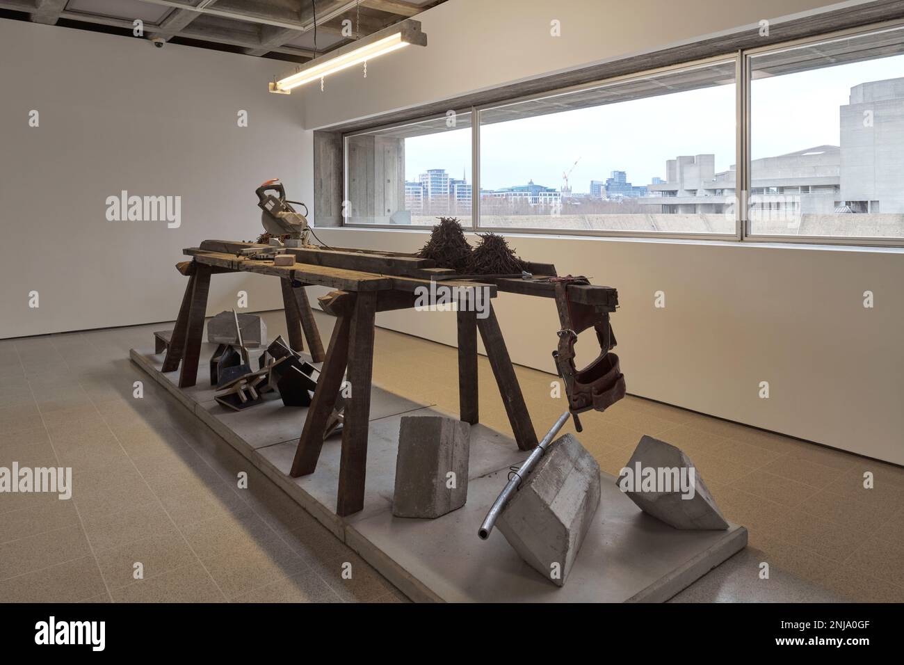 Installazione di Mike Nelson : esposizione di estintion beckons alla Hayward Gallery 2023 opere d'arte Copyright Mike Nelson Foto Stock