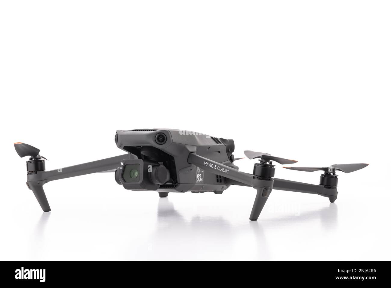 Varna, Bulgaria - 17 febbraio 2023: Un nuovo drone e telecomando DJI Mavic 3 CLASSICO. Quadricottero drone con fotocamera digitale per Foto Stock