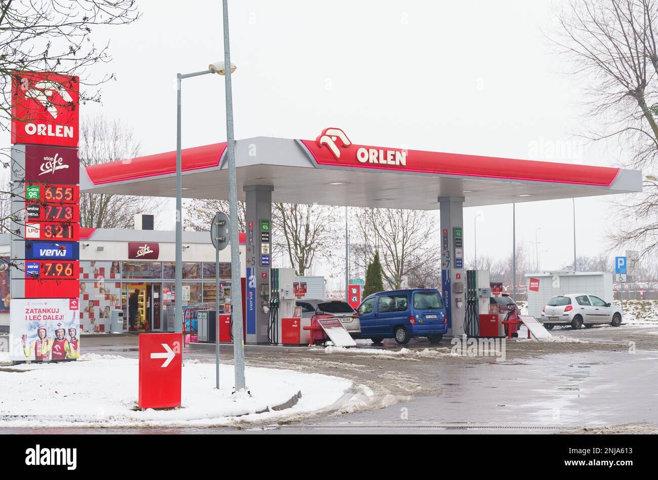 Poznan, Polonia - 22 gennaio 2023: Stazione di servizio Orlen nella città invernale Foto Stock