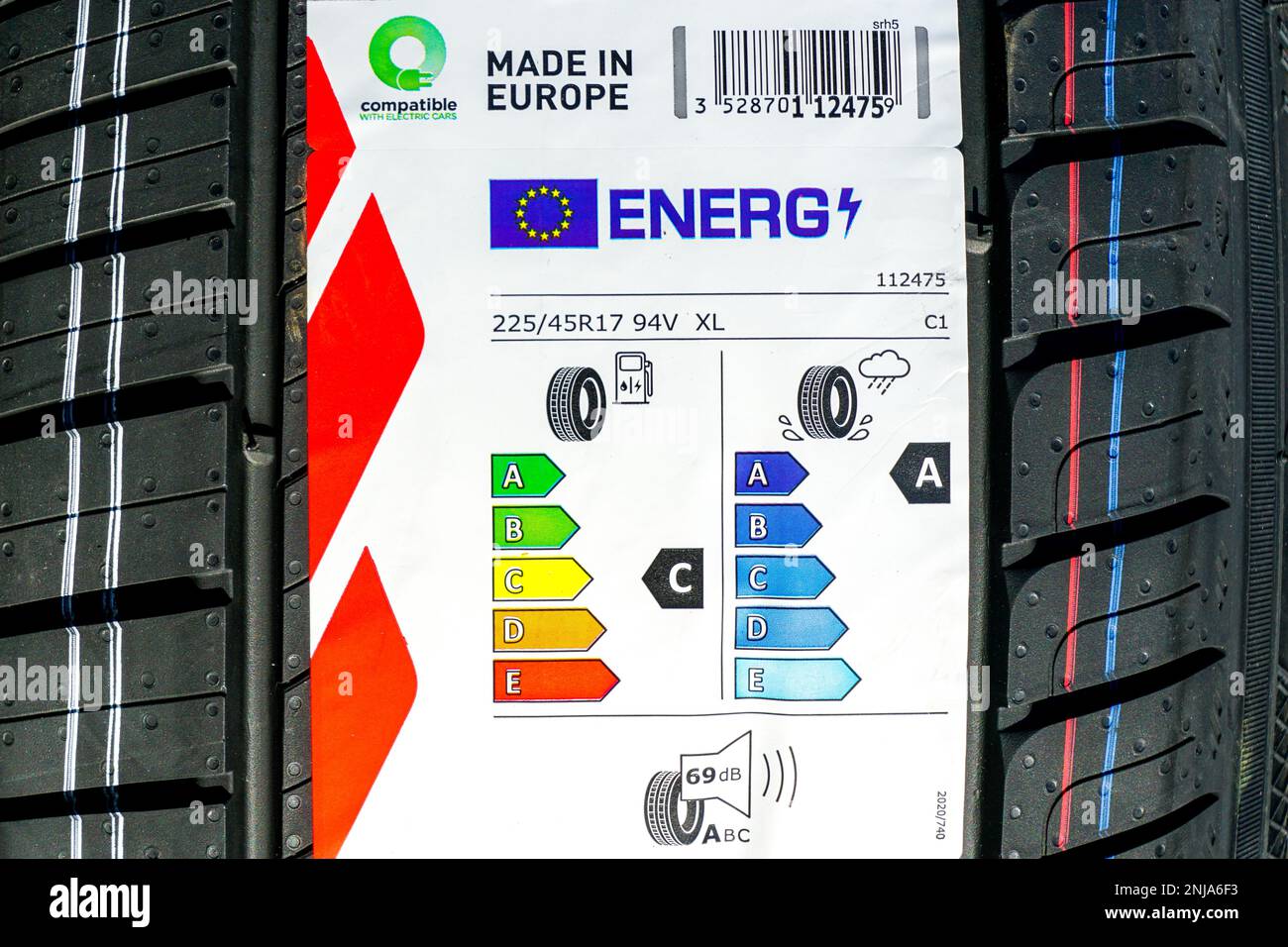 Nuova etichettatura degli pneumatici UE a partire da maggio 2021 con informazioni sul livello di rumorosità, sullo spazio di frenata su strada bagnata e sull'efficienza del carburante, sulla compatibilità con gli pneumatici elettronici Foto Stock