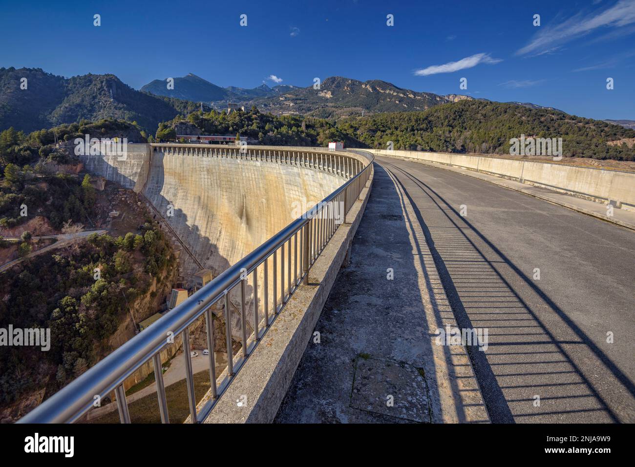 Diga del bacino idrico di Baells vista dalla cima (Berguedà, Barcellona, Catalogna, Spagna, Pirenei) ESP: Presa del embalse de la Baells vista desde arriba Foto Stock