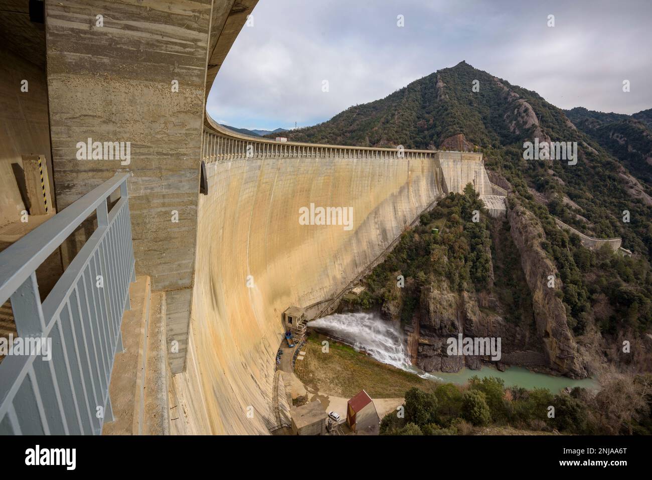 Diga del bacino di Baells visto dalla galleria superiore (Berguedà, Barcellona, Catalogna, Spagna, Pirenei) ESP presa del embalse de la Baells Barcellona Foto Stock