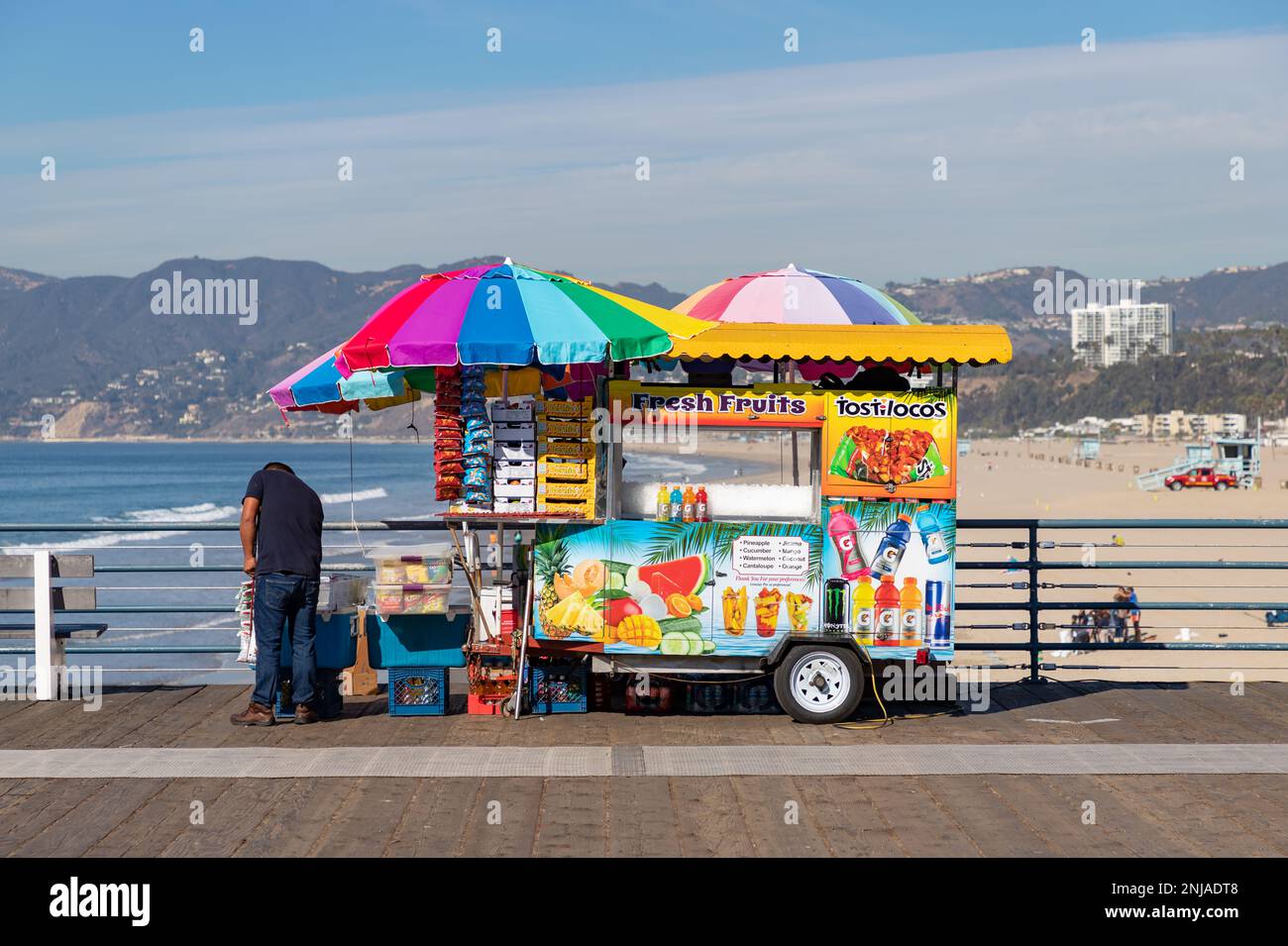 Una foto di un venditore di frutta e bevande sul Molo di Santa Monica. Foto Stock